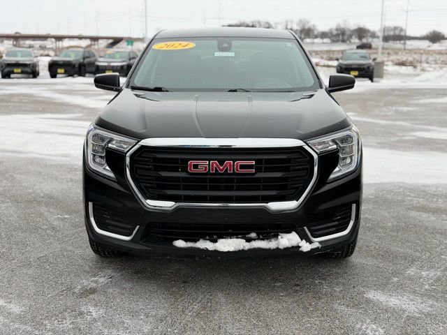 Used 2024 GMC Terrain SLE image 2