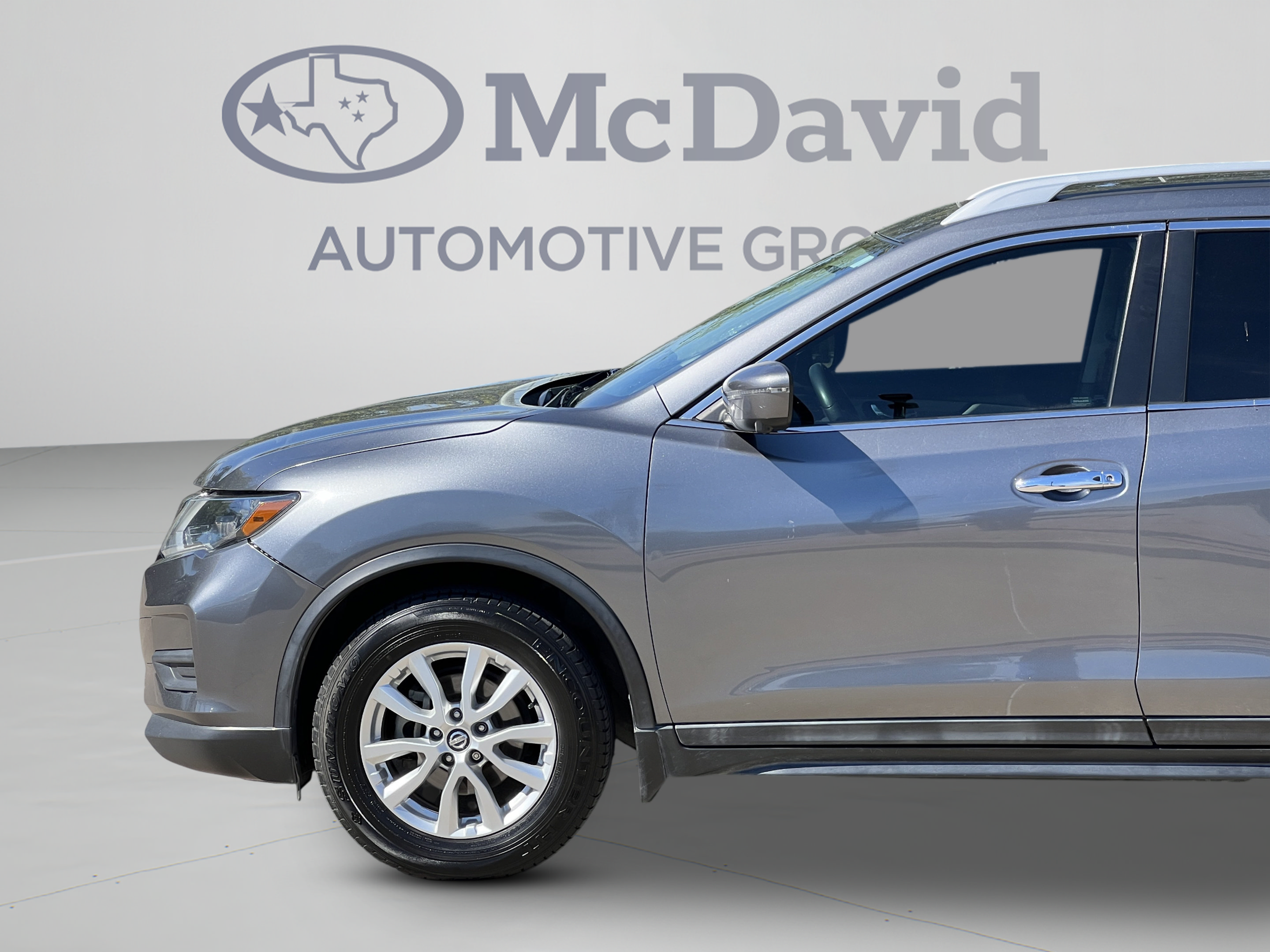 Used 2017 Nissan Rogue SV w/ Sun & Sound Touring Package FWD image 10