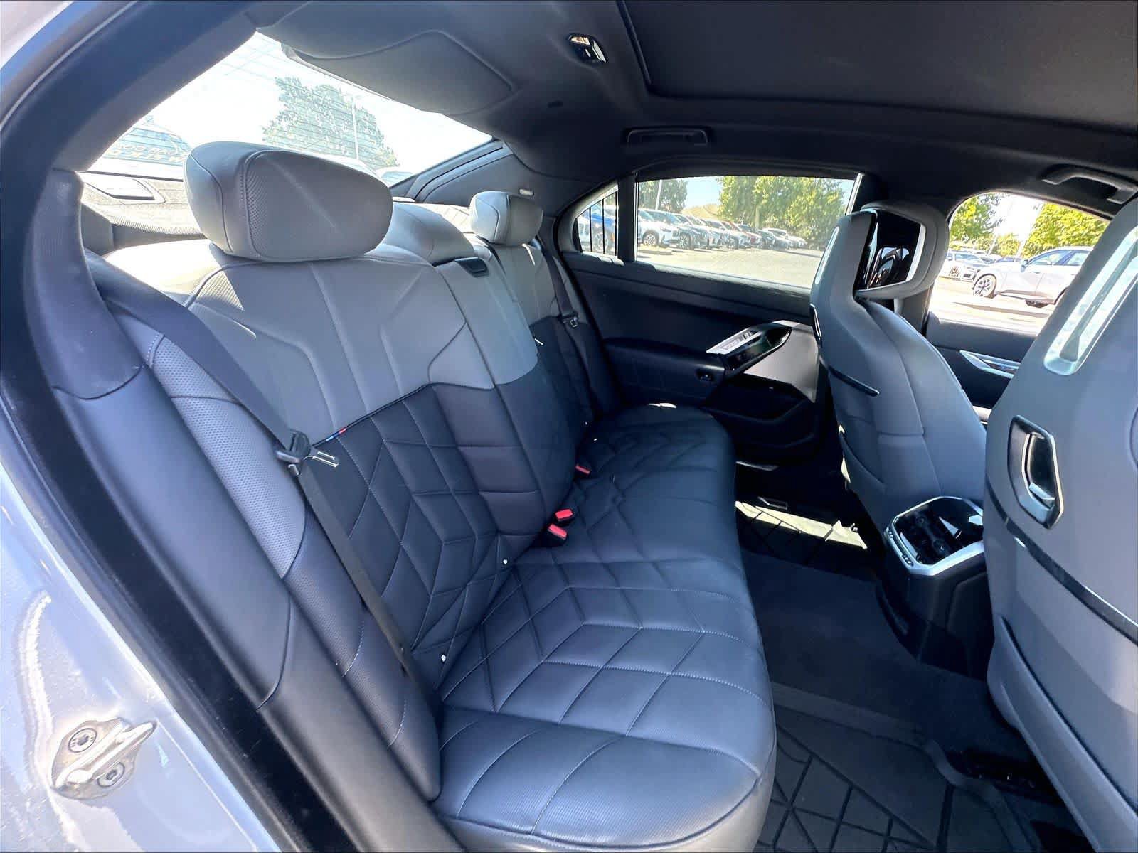 Used 2026 BMW 750e xDrive AWD/4WD image 28