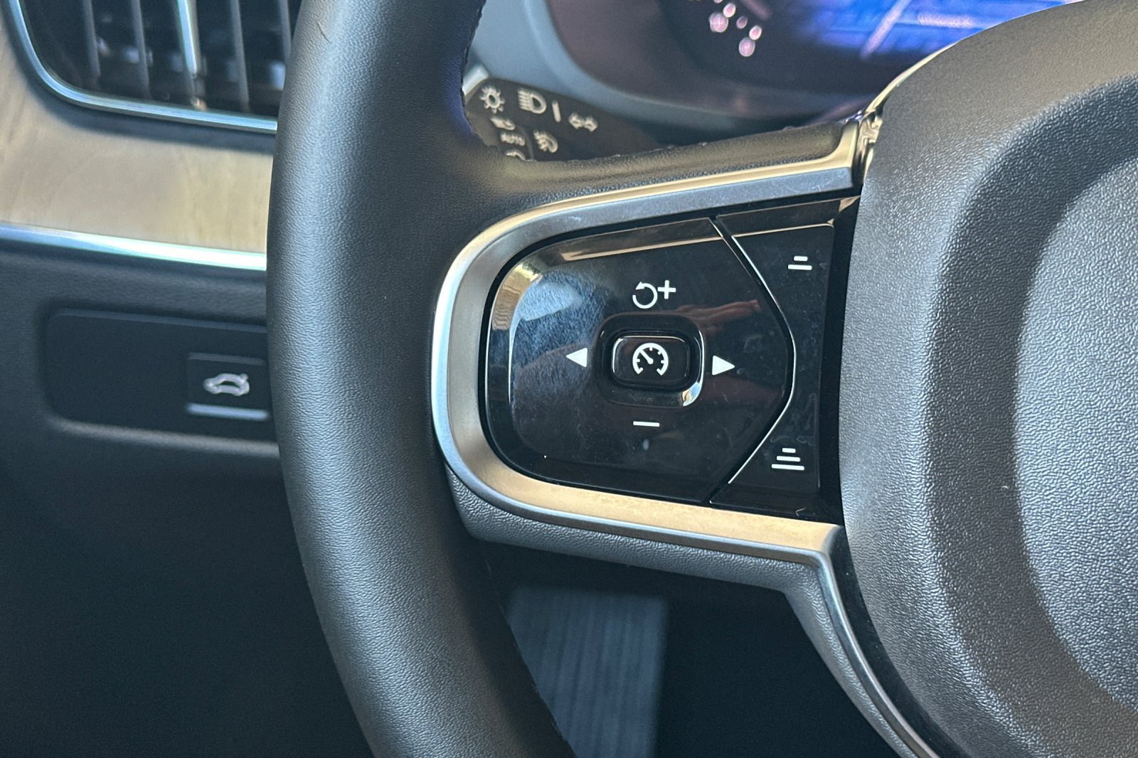 Certified 2025 Volvo XC60 B5 Plus AWD/4WD image 29