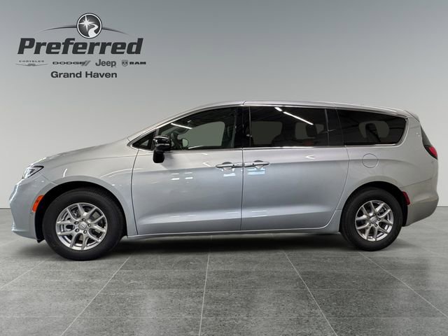 New 2026 Chrysler Pacifica Select image 2