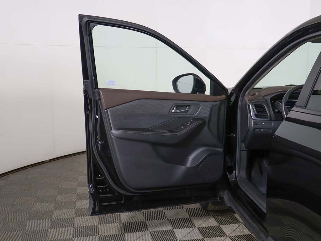 Used 2023 Nissan Rogue SV image 16