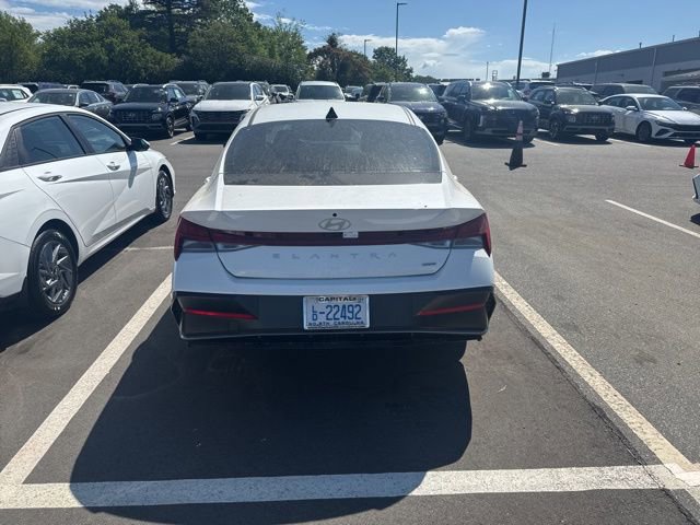 Certified 2025 Hyundai Elantra Limited image 7