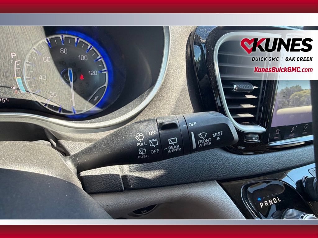 Used 2023 Chrysler Pacifica Touring-L FWD image 21