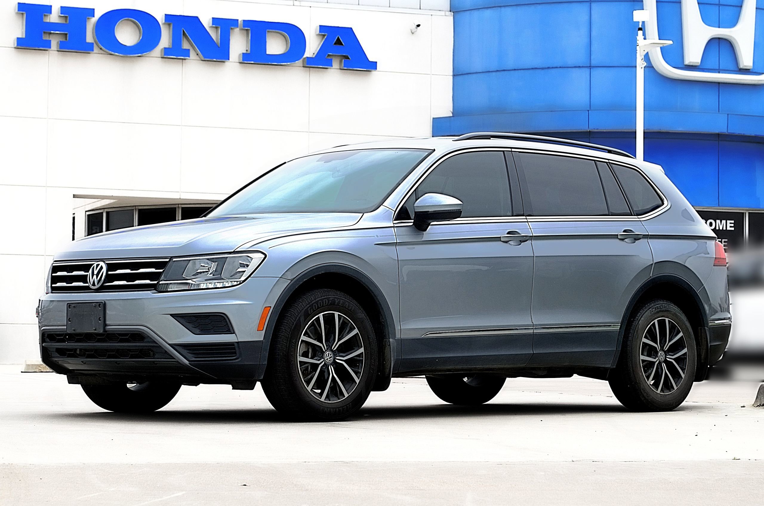 Used 2021 Volkswagen Tiguan SE FWD image 1