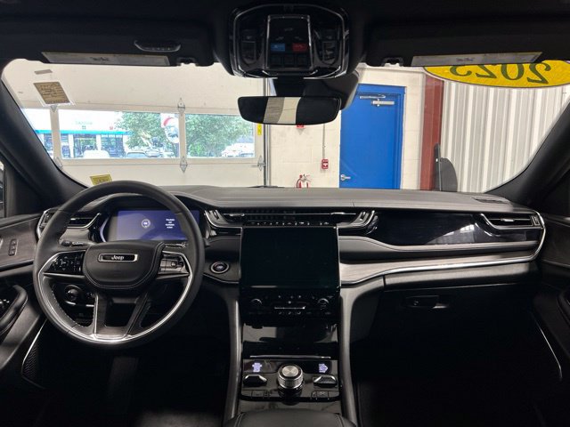 Used 2023 Jeep Grand Cherokee Overland AWD/4WD image 16