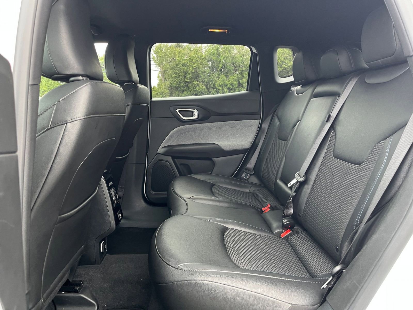 Used 2025 Jeep Compass Latitude AWD/4WD image 25
