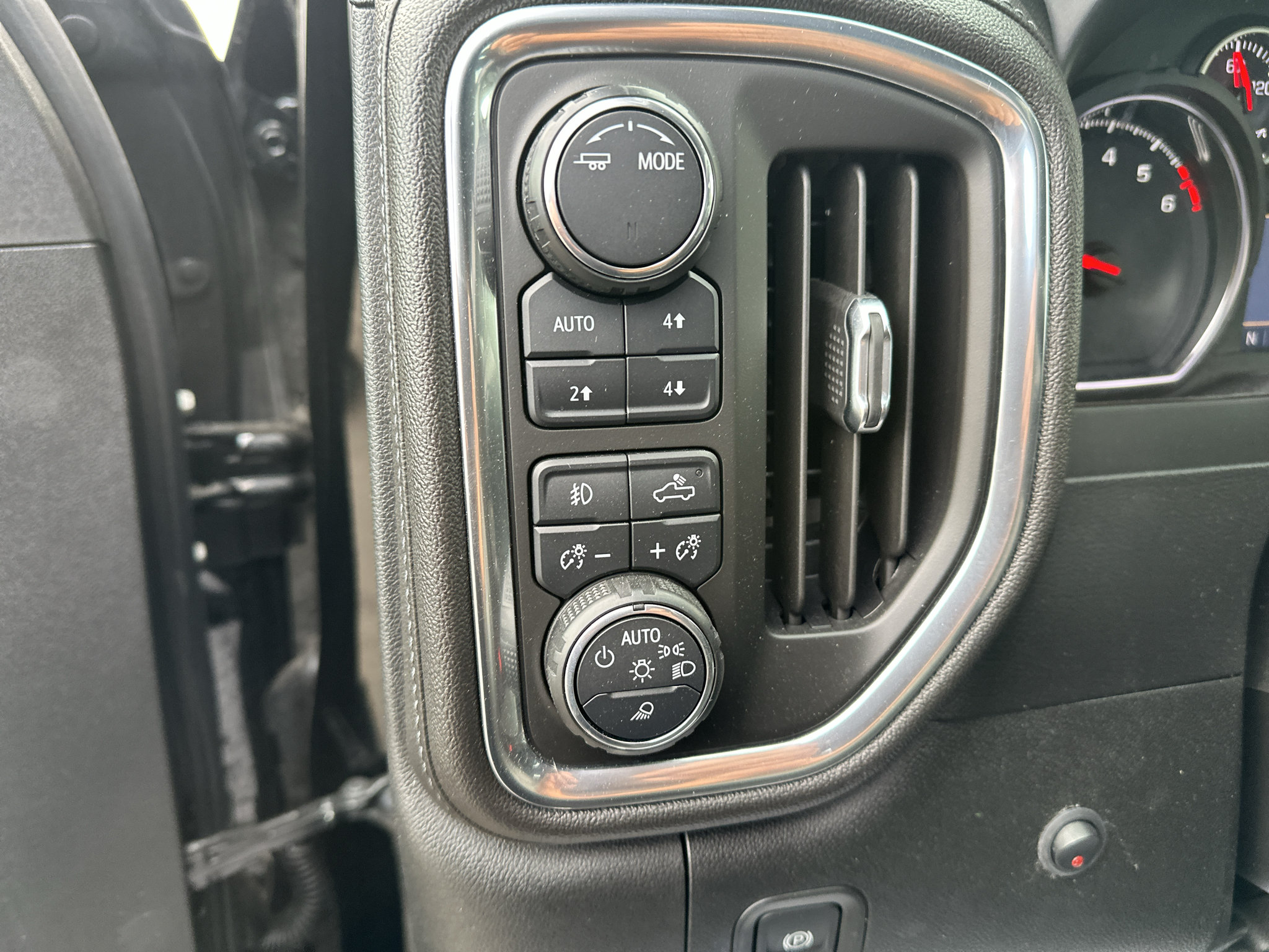 Used 2020 Chevrolet Silverado 1500 LT Trail Boss w/ Midnight Edition AWD/4WD image 23