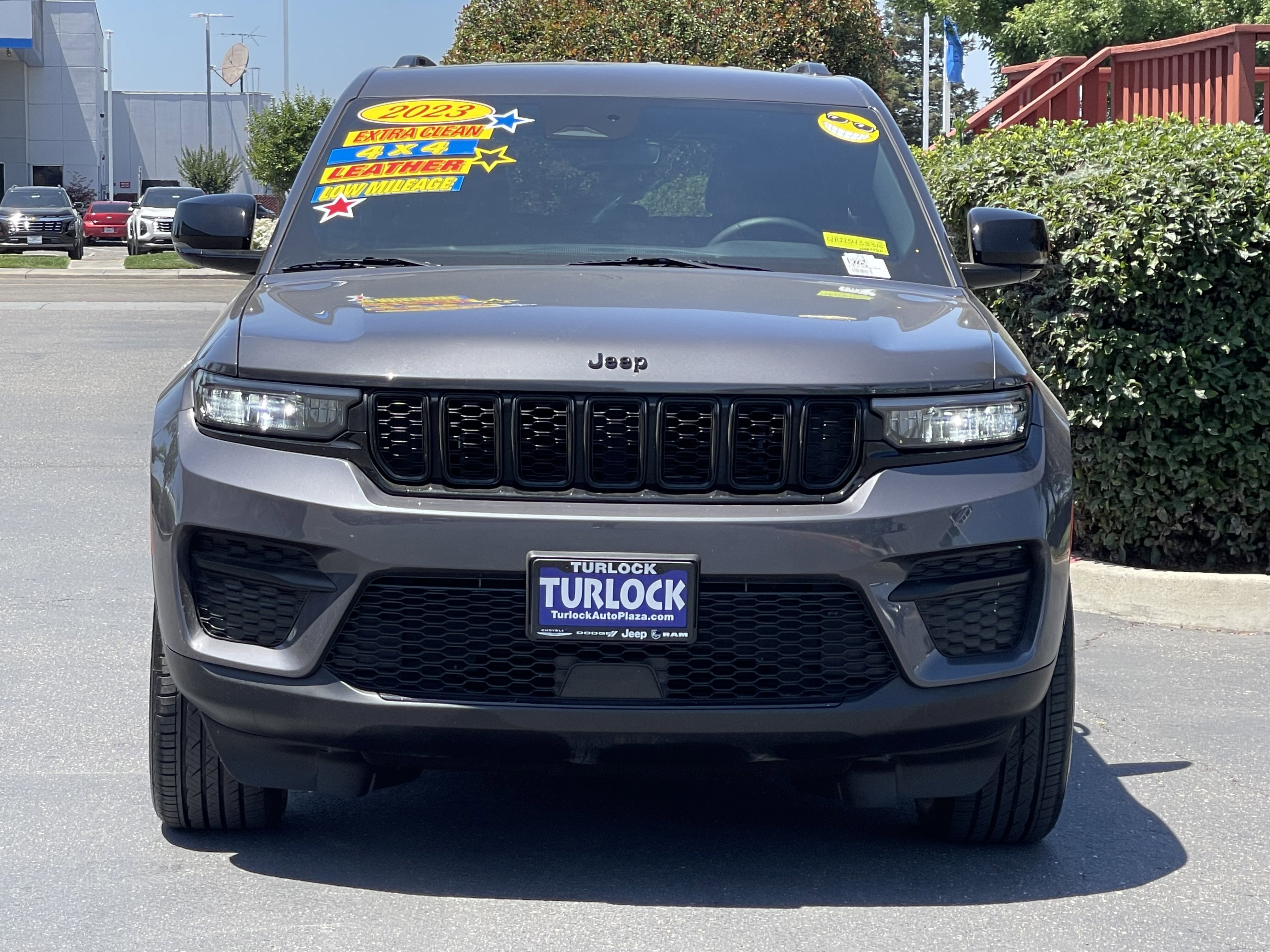 Used 2023 Jeep Grand Cherokee Altitude AWD/4WD image 3