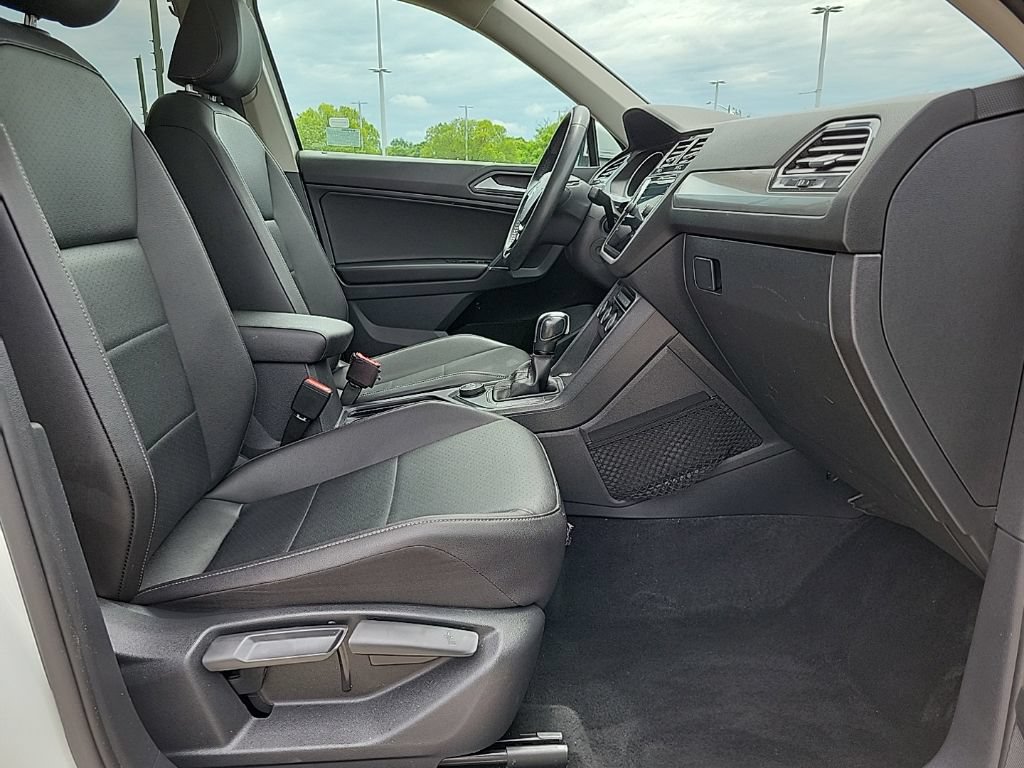 Used 2020 Volkswagen Tiguan SE w/ Panoramic Sunroof Package AWD/4WD image 17