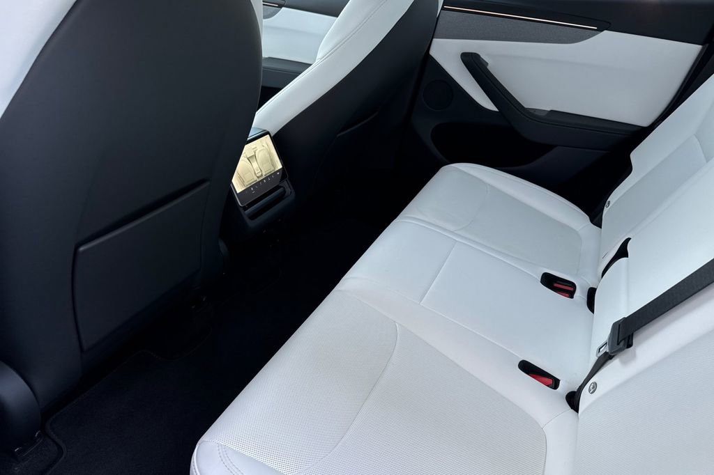 Used 2026 Tesla Model Y 2WD image 11