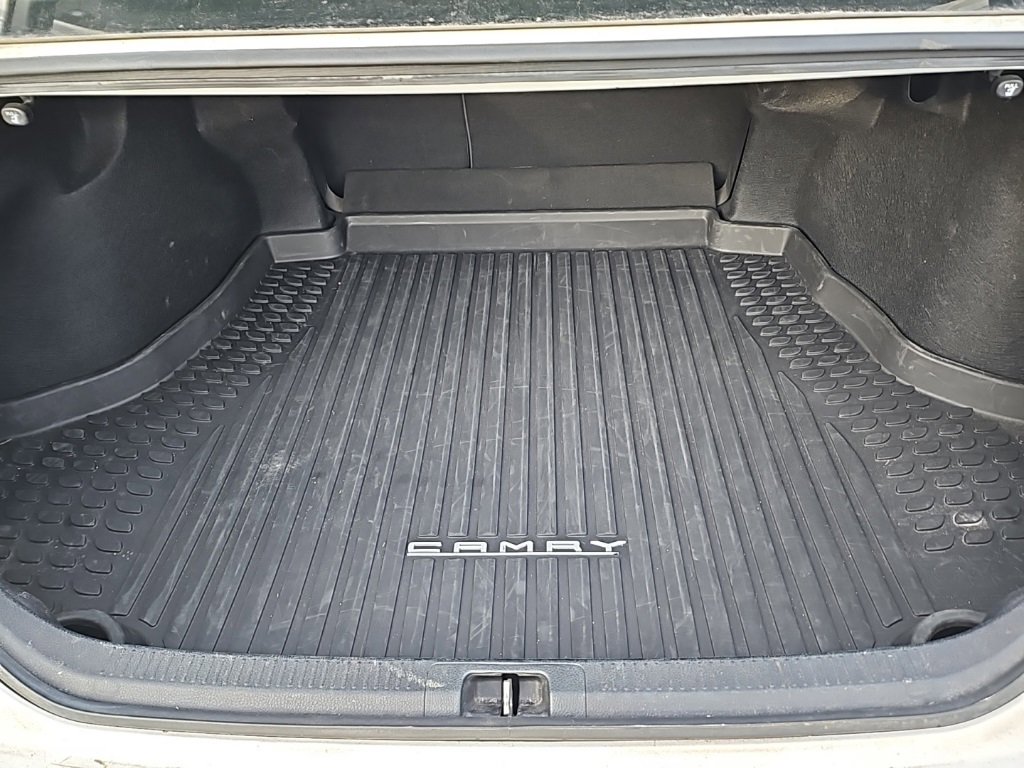 Used 2020 Toyota Camry LE image 6