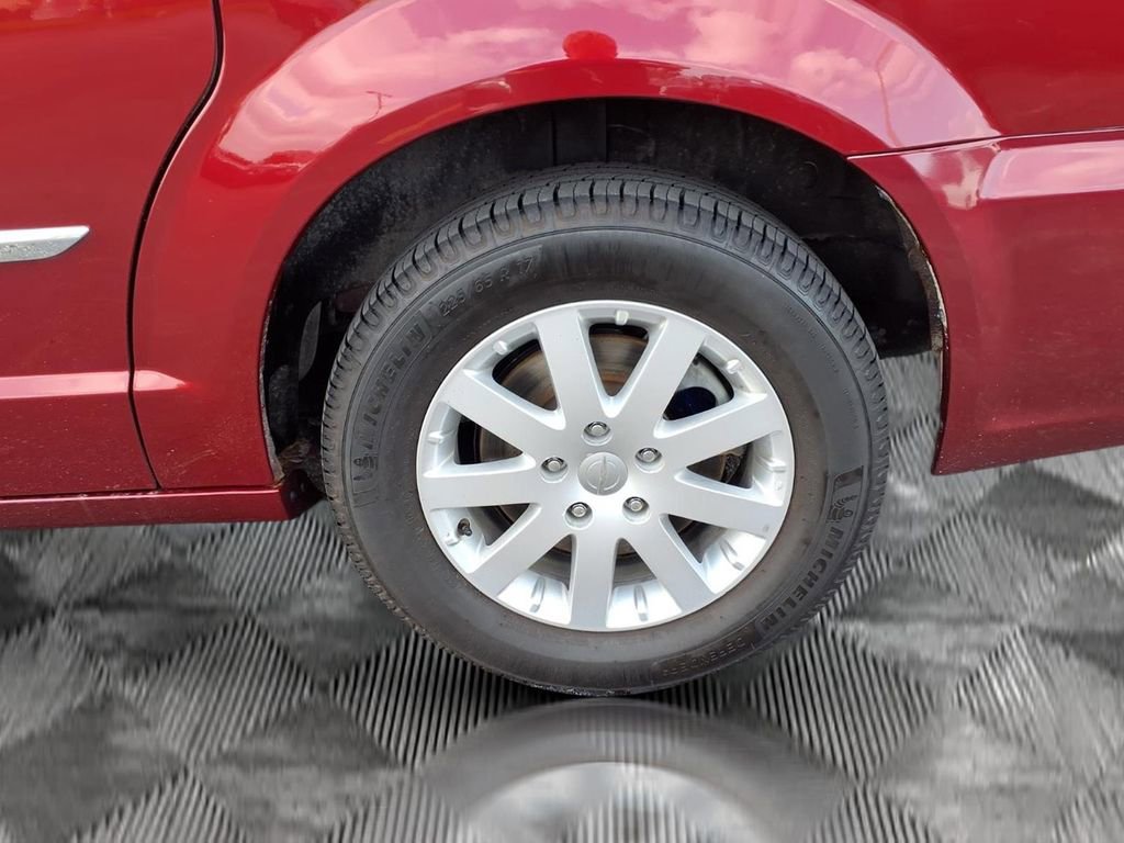Used 2014 Chrysler Town & Country Touring image 23