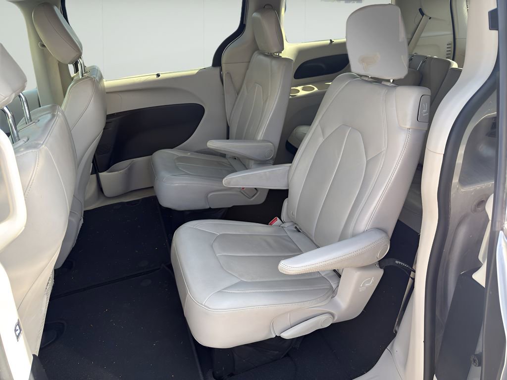 Used 2017 Chrysler Pacifica Touring-L w/ Tire & Wheel Group FWD image 9