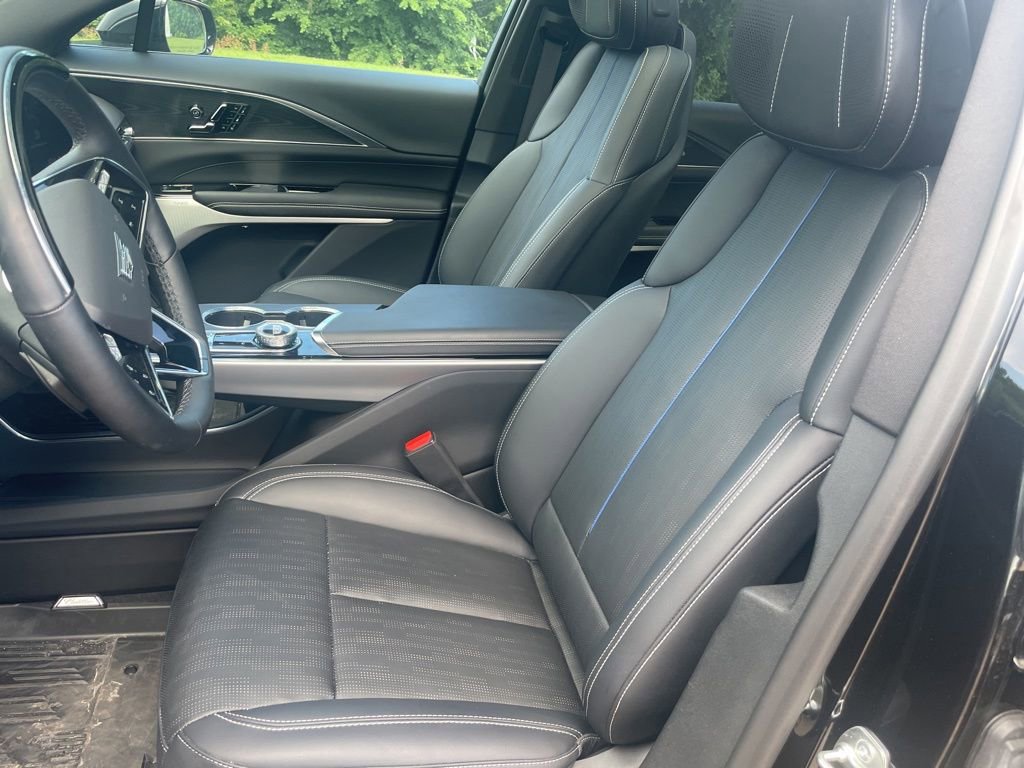 Used 2025 Cadillac Lyriq Luxury w/ LPO, Floor Liner Package AWD/4WD image 9