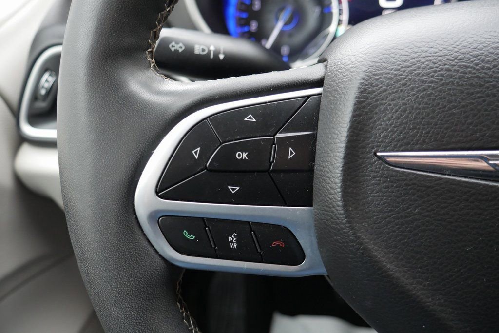 Used 2022 Chrysler Pacifica Touring-L image 12