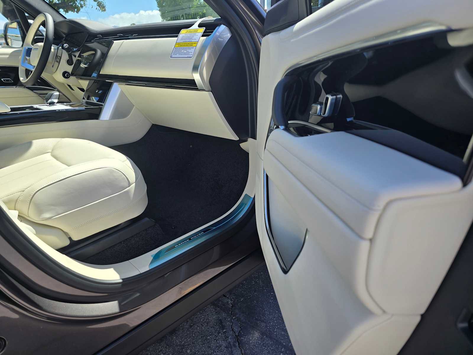 New 2025 Land Rover Range Rover SE image 10