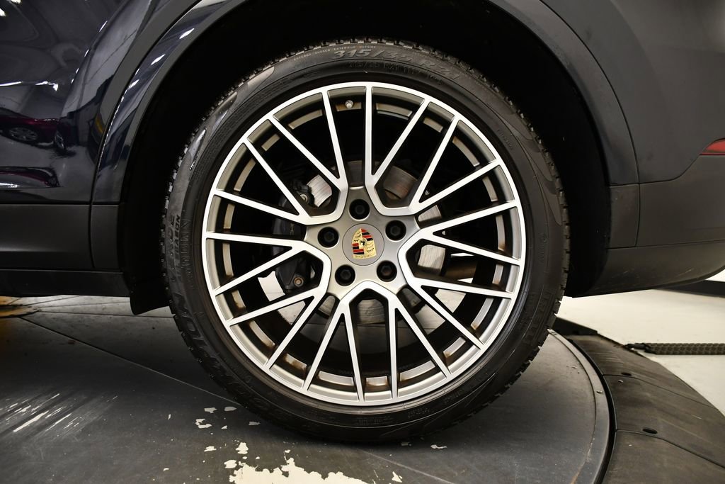 Used 2022 Porsche Cayenne Platinum Edition image 16