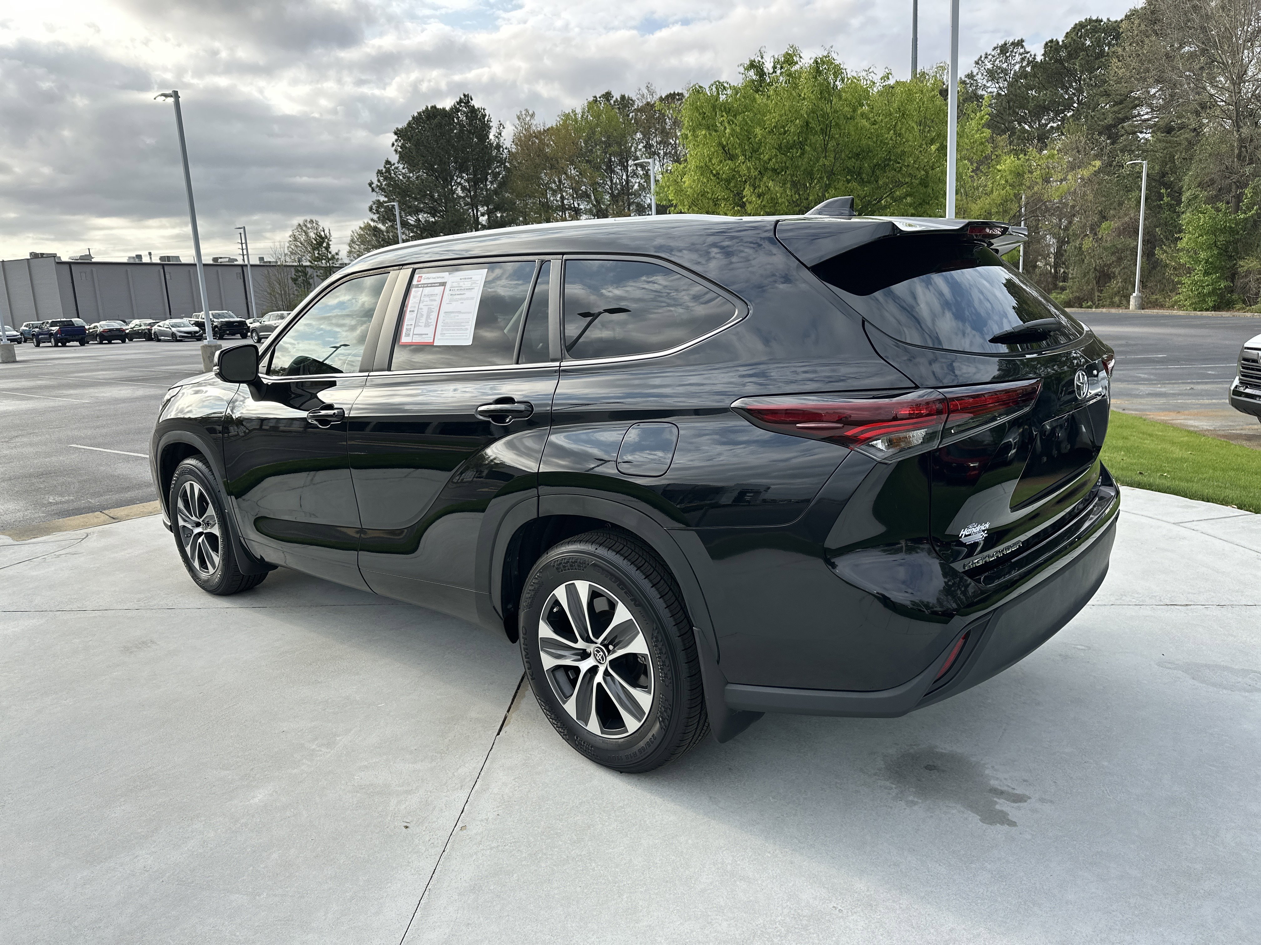 Used 2024 Toyota Highlander XLE image 8