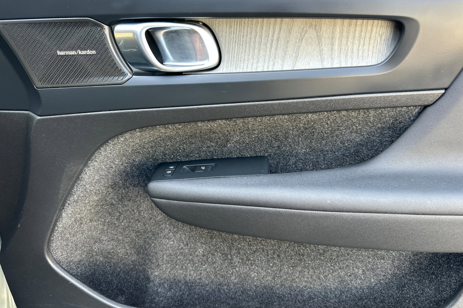 Used 2023 Volvo XC40 B4 Ultimate FWD image 19