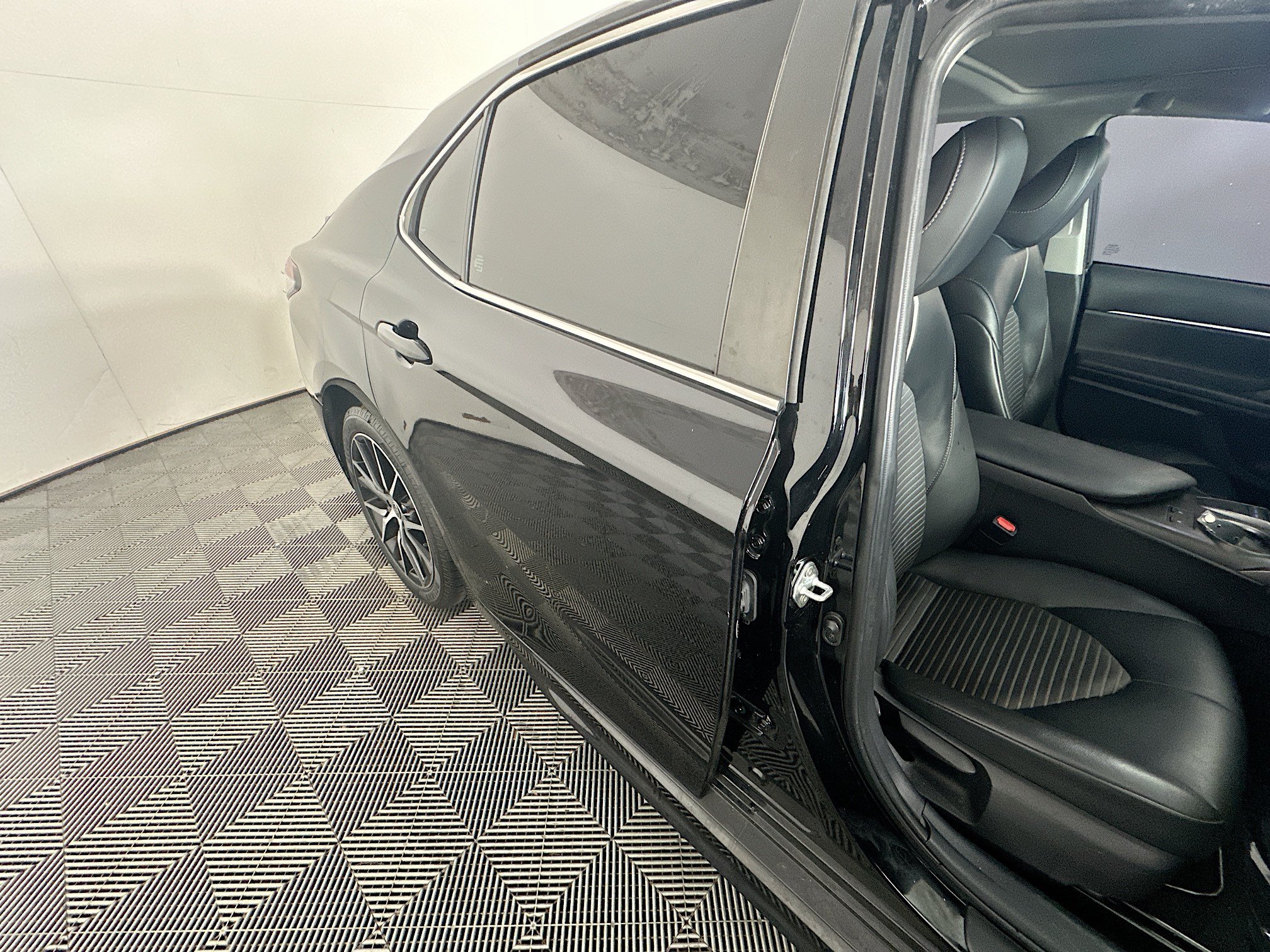Used 2023 Toyota Camry SE w/ Cold Weather Package FWD image 28
