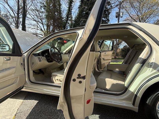 Used 2011 Cadillac DTS FWD image 26