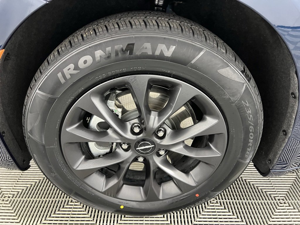 Certified 2024 Chrysler Pacifica Limited image 11