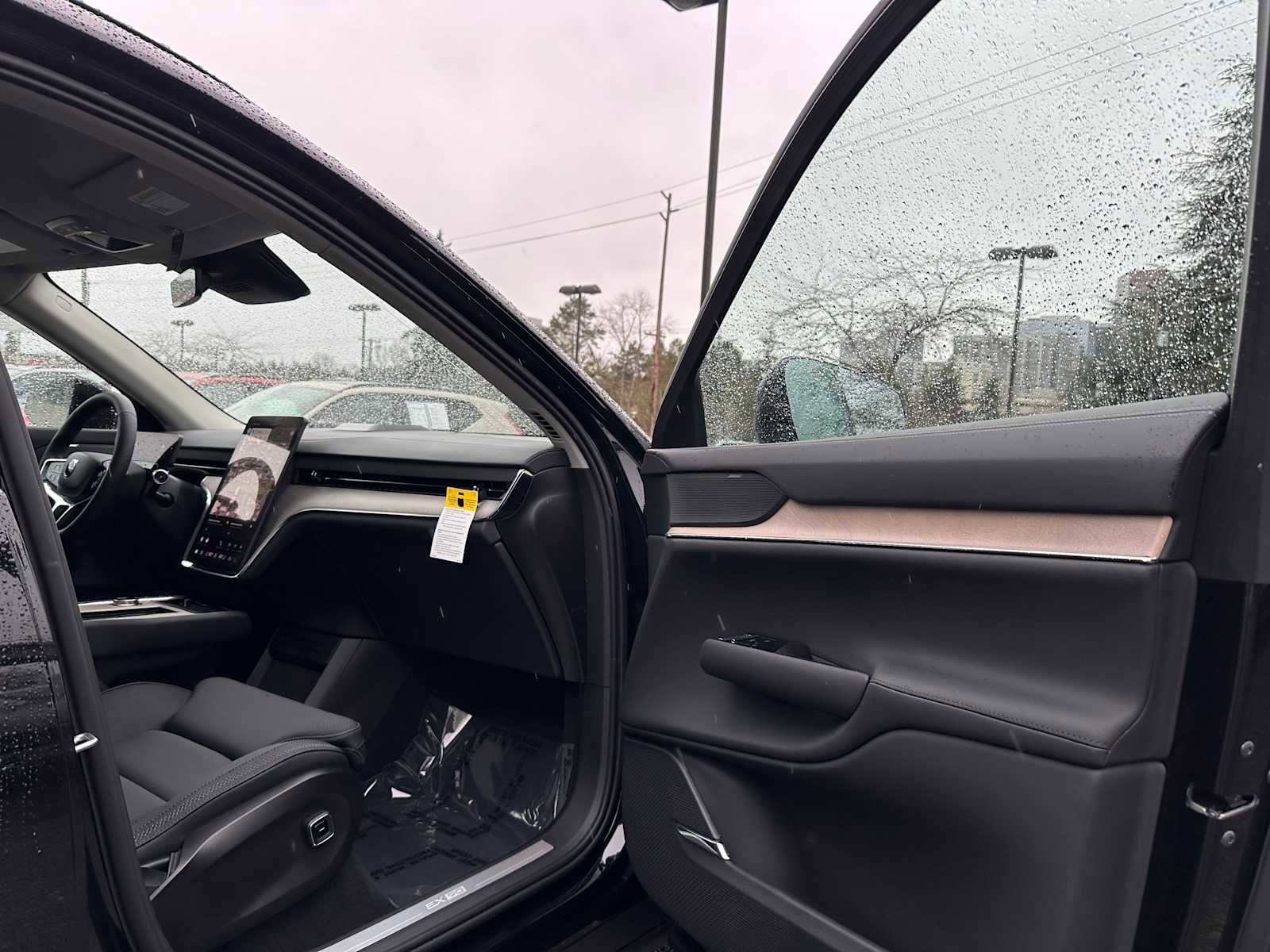 New 2025 Volvo EX90 Plus w/ Protection Package Premier image 11