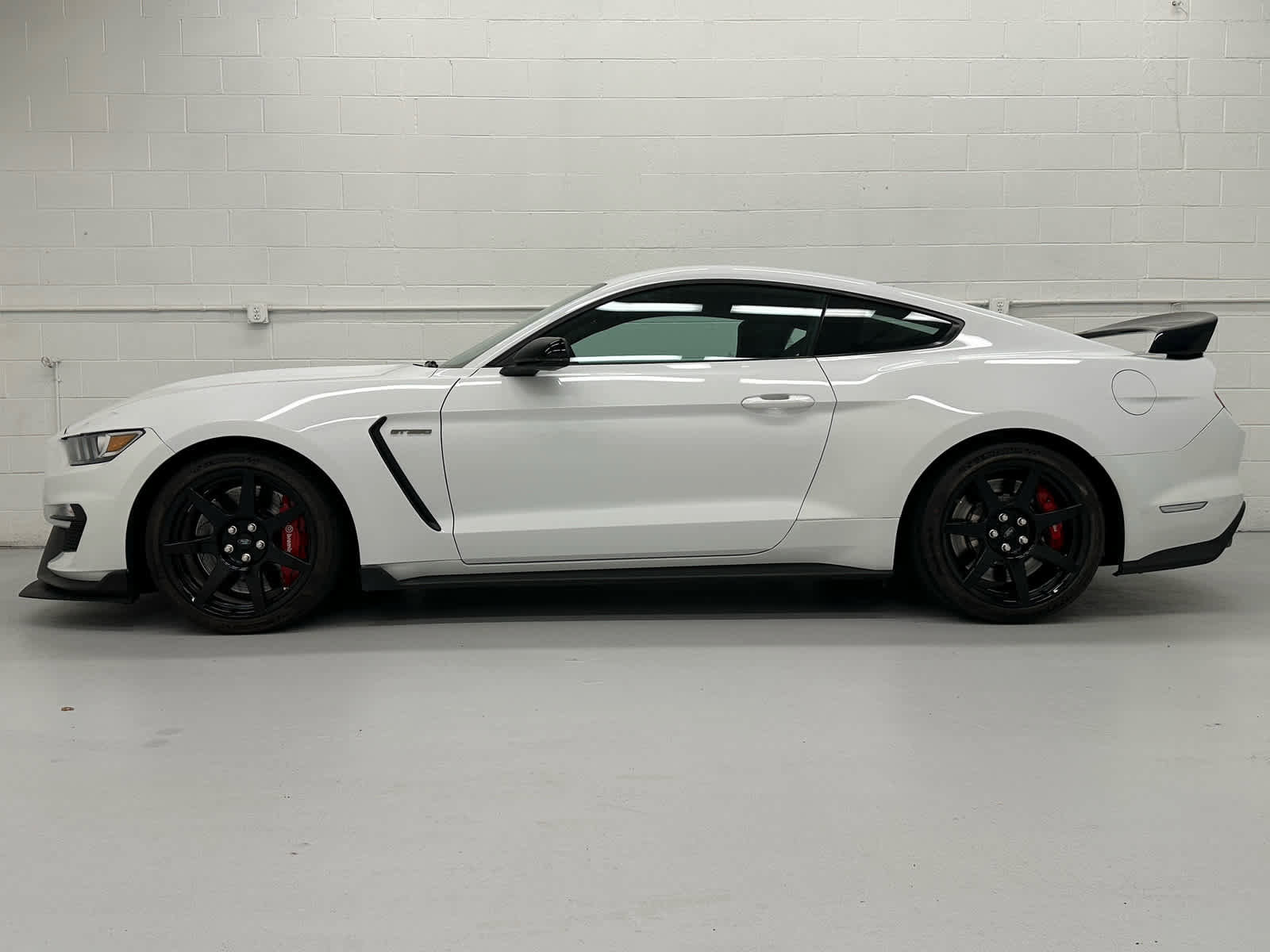Used 2019 Ford Mustang Shelby GT350R w/ GT350R Equipment Group 920A RWD image 3