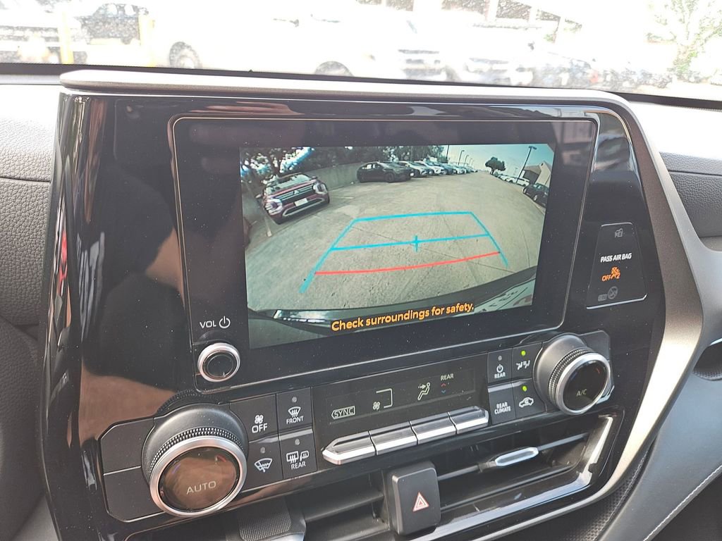 Used 2024 Toyota Highlander LE image 22