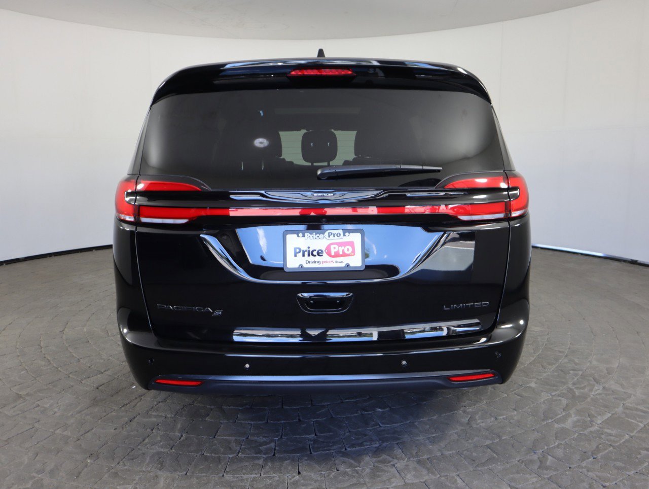 Used 2025 Chrysler Pacifica Limited image 7