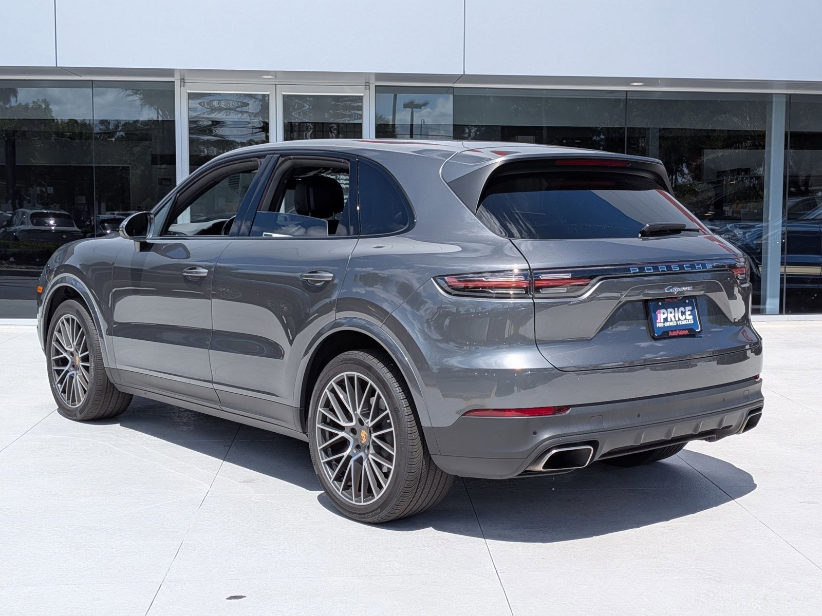 Used 2023 Porsche Cayenne Platinum Edition AWD/4WD image 3