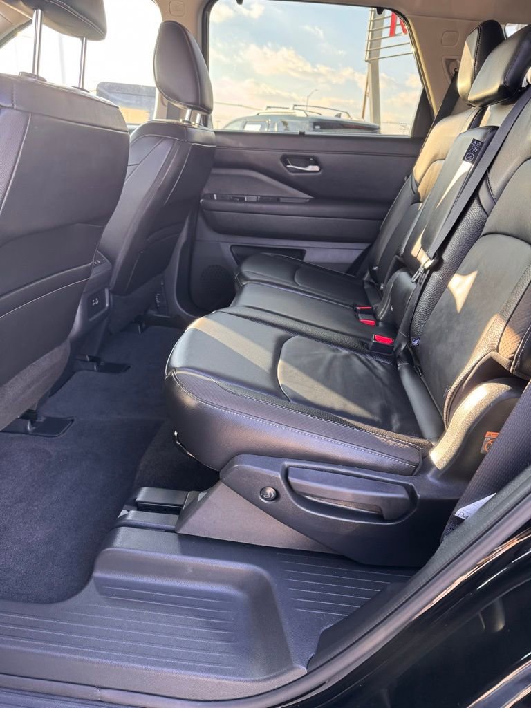 Used 2025 Nissan Pathfinder SL image 11