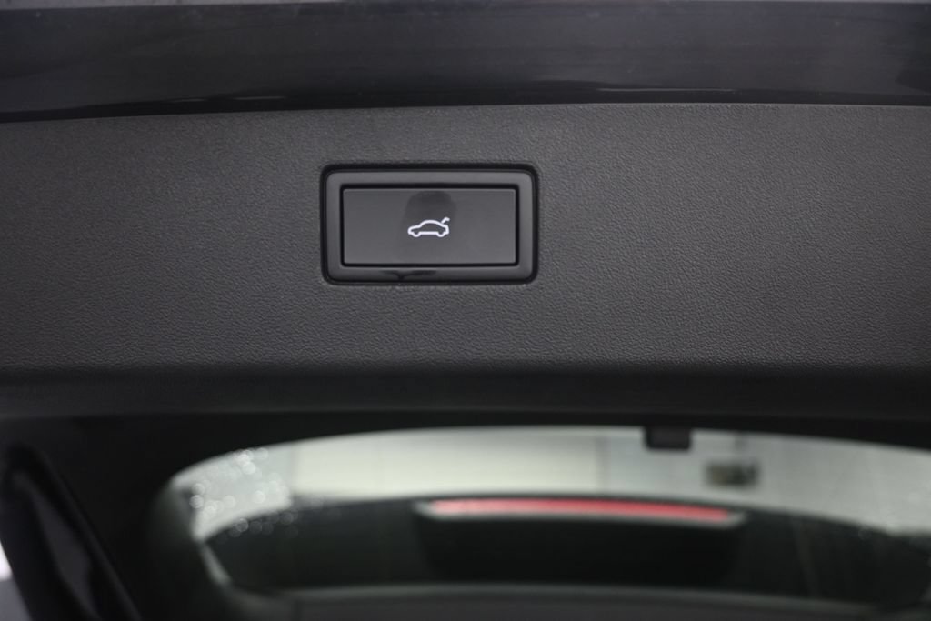 Used 2025 Volkswagen Tiguan SE FWD image 23