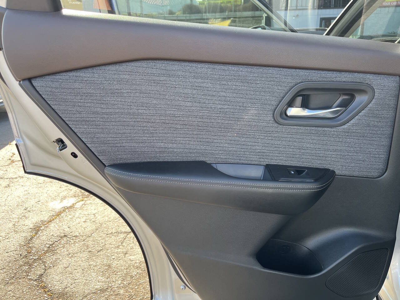 Used 2023 Nissan Rogue SV FWD image 16
