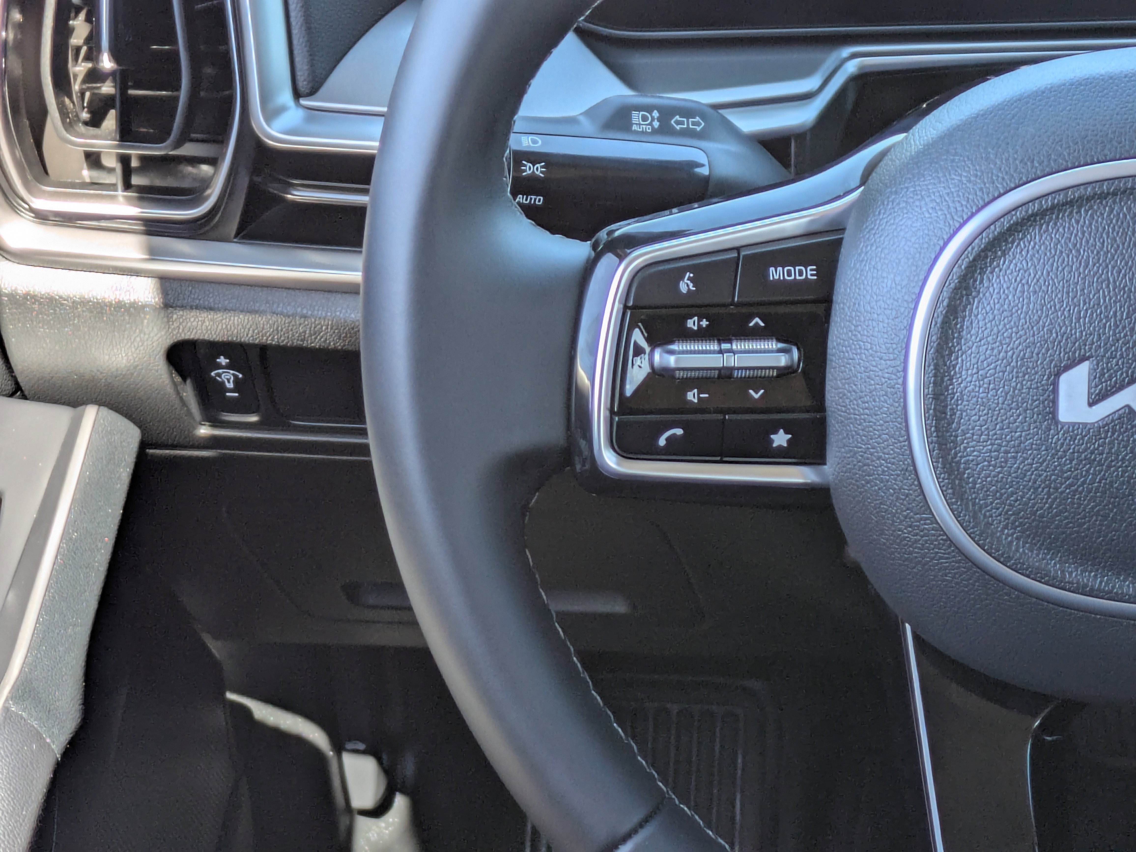 Certified 2025 Kia Sorento S w/ Panoramic Sunroof Package image 24