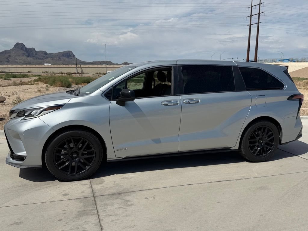 Used 2021 Toyota Sienna XSE FWD image 13