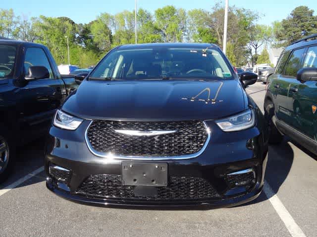 Used 2023 Chrysler Pacifica Touring-L FWD image 2