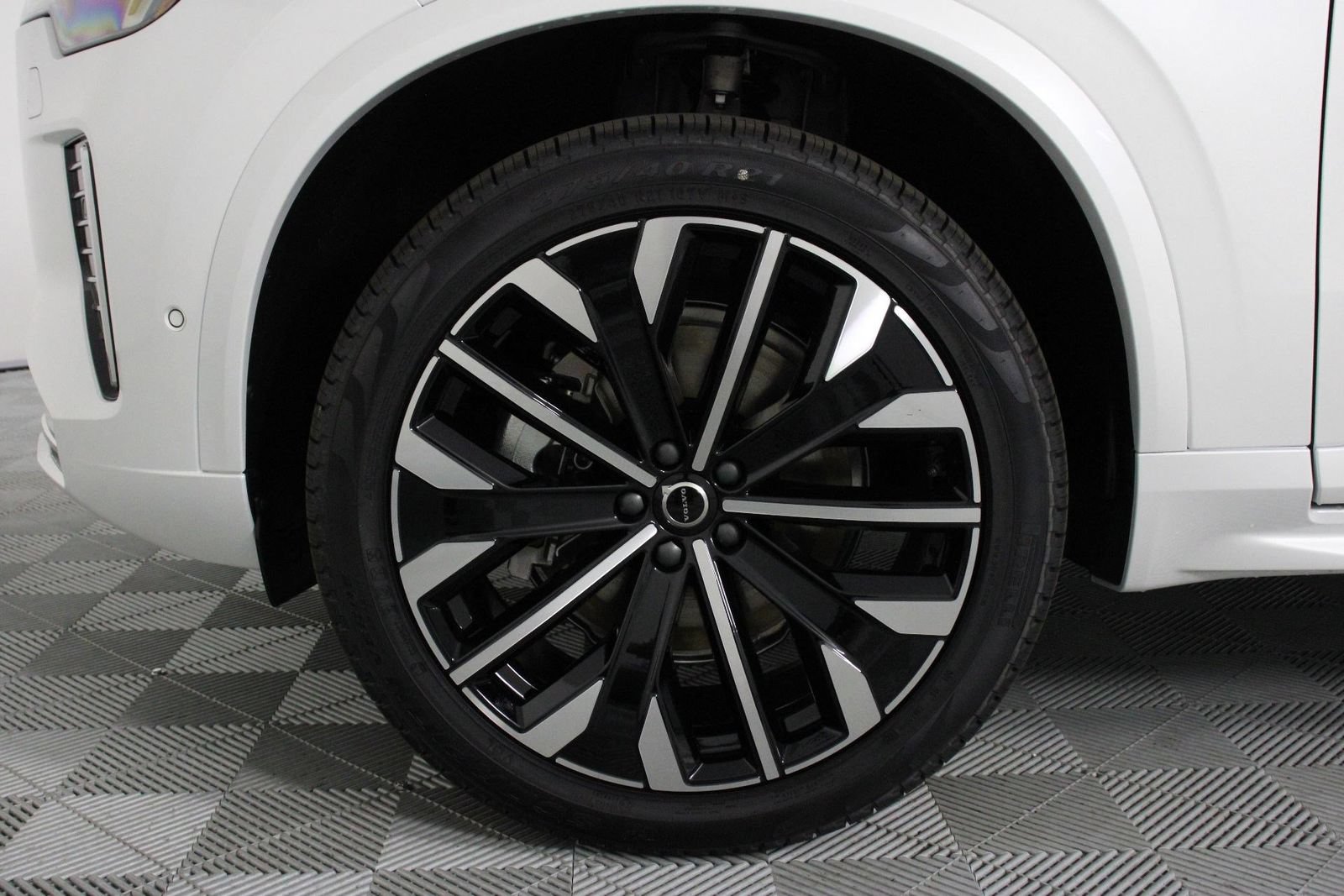 New 2025 Volvo XC90 B6 Plus AWD/4WD image 13