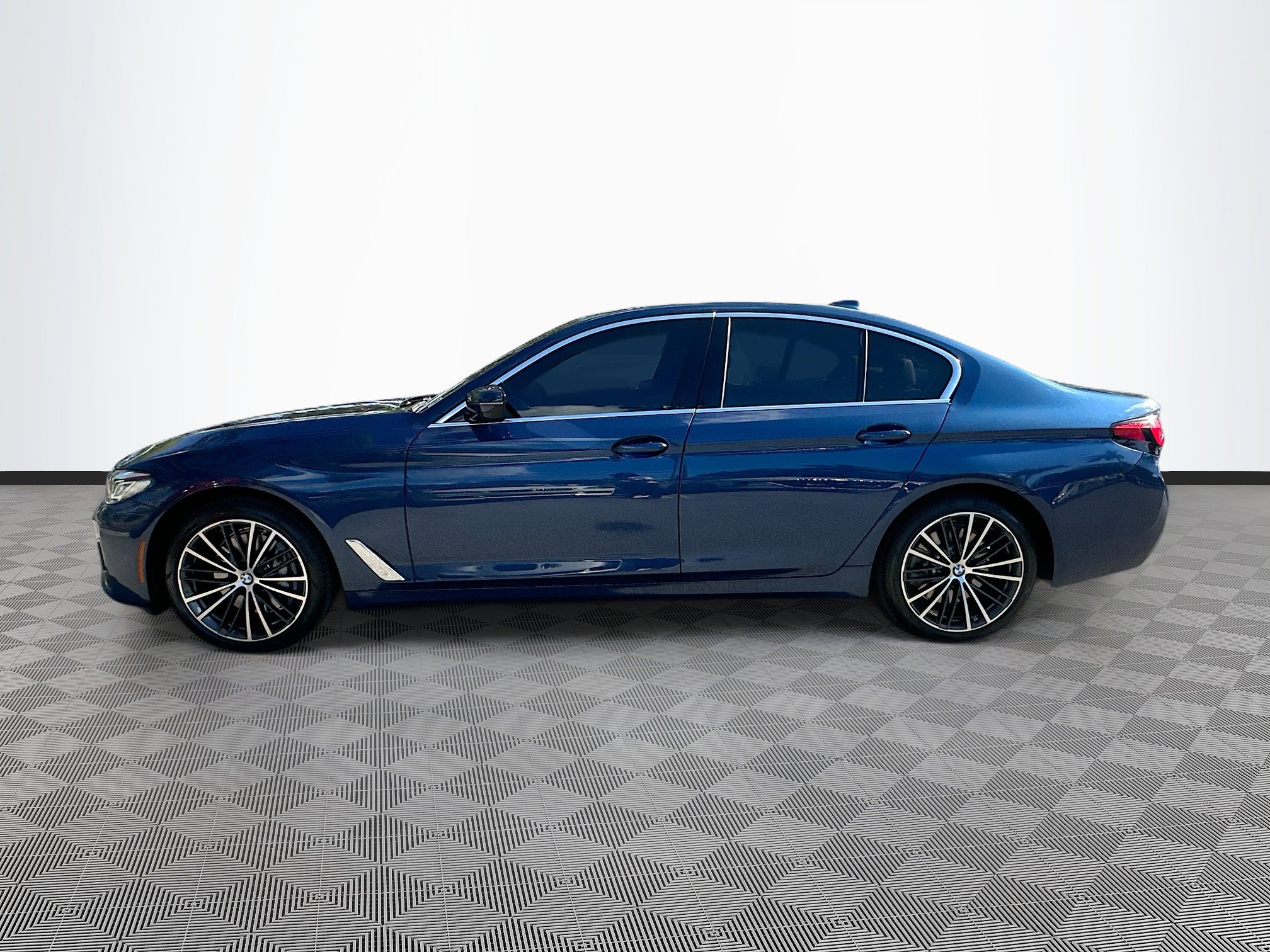 Used 2023 BMW 540i w/ Premium Package image 4