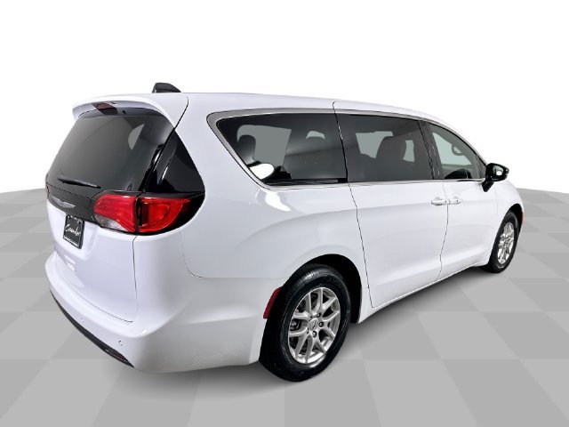 Used 2025 Chrysler Voyager LX FWD image 8