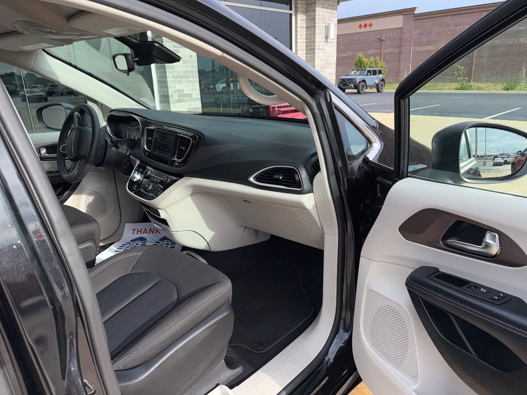 Used 2023 Chrysler Voyager LX FWD image 14