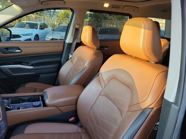 Used 2023 Nissan Pathfinder Platinum image 9