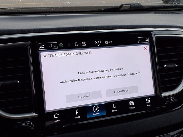 Used 2024 Chrysler Pacifica Touring-L FWD image 8