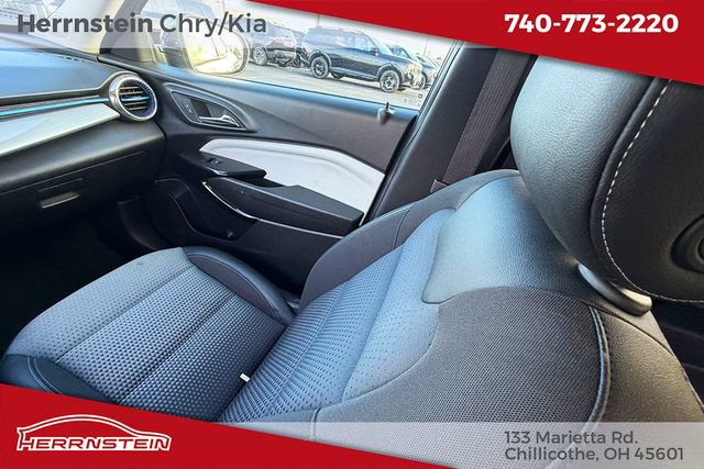 Used 2025 Chevrolet Trax LT FWD image 10
