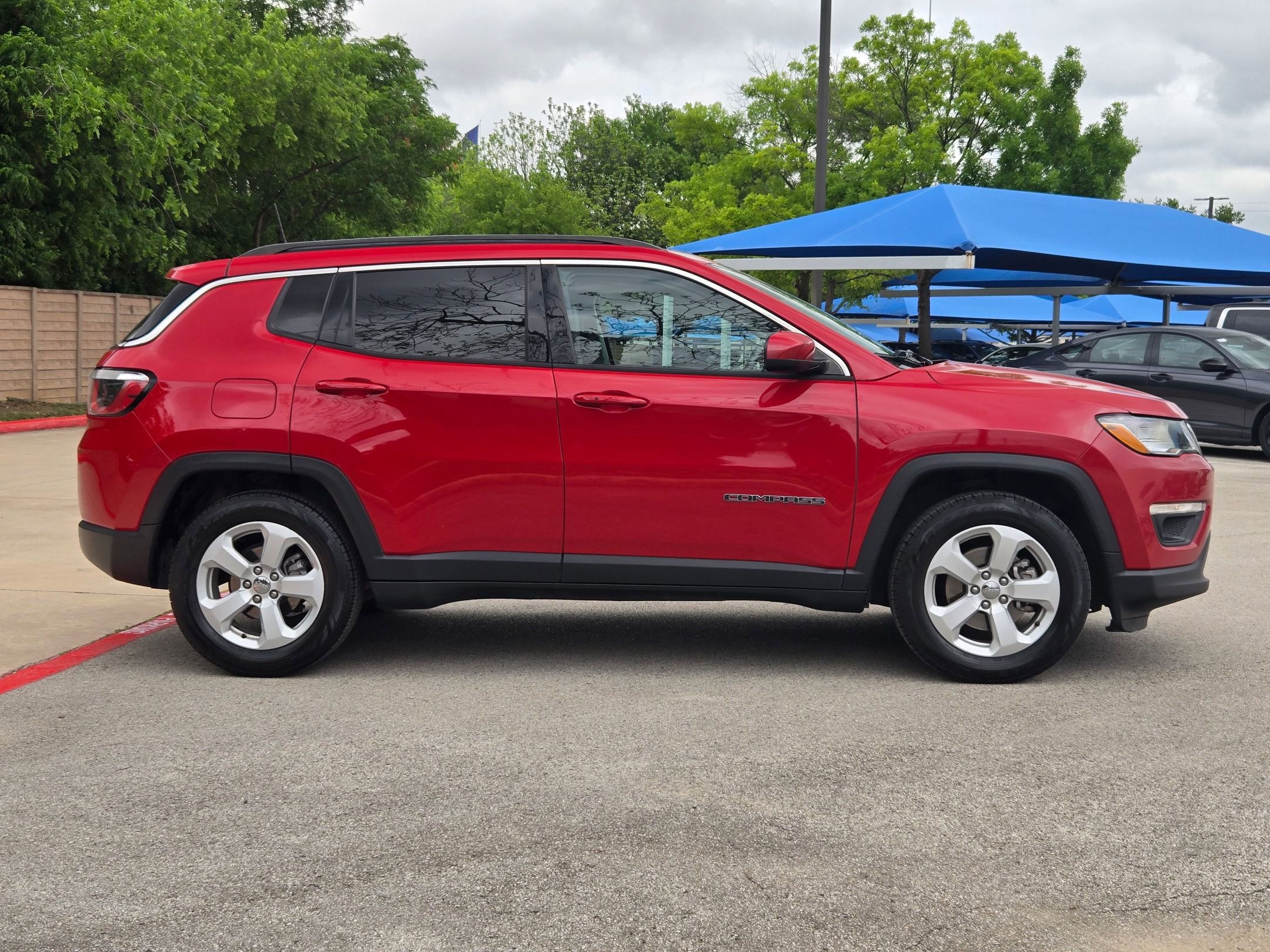 Used 2019 Jeep Compass Latitude w/ Safety & Security Group image 2