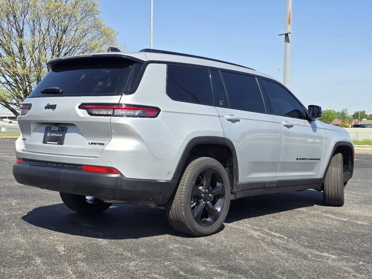 Used 2024 Jeep Grand Cherokee L Limited w/ Black Appearance Package AWD/4WD image 17