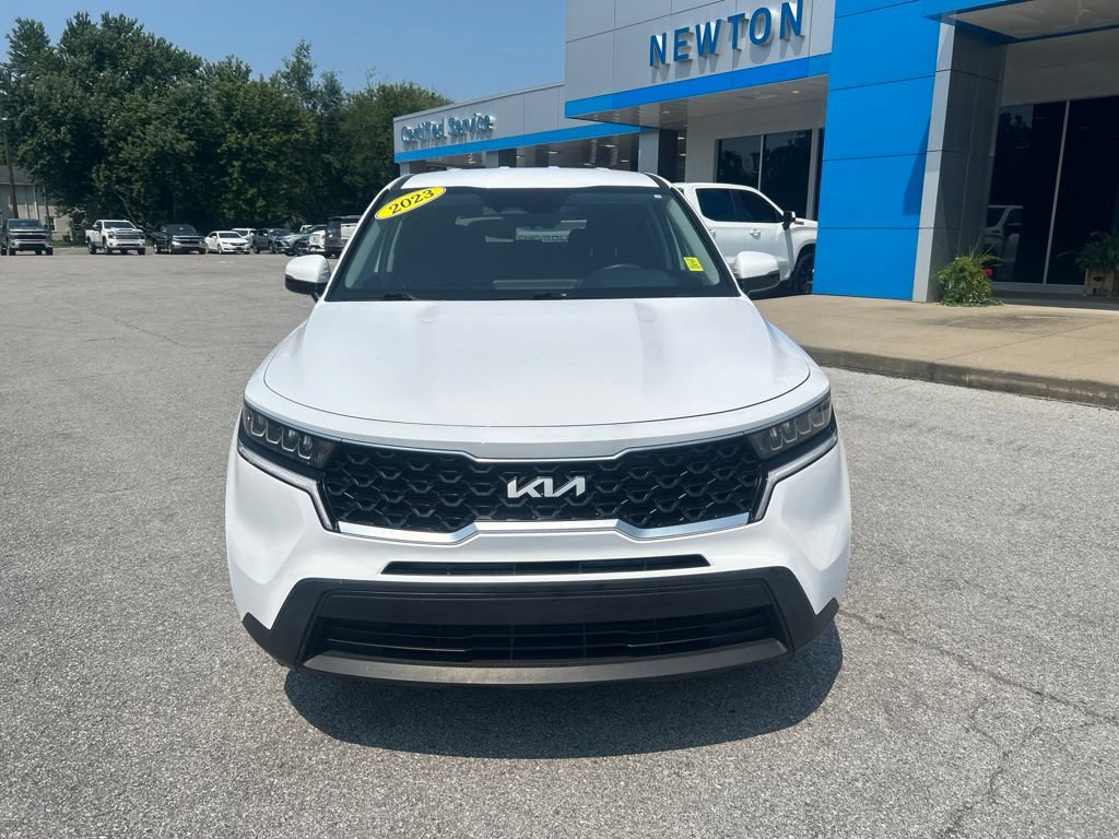 Used 2023 Kia Sorento LX FWD image 2