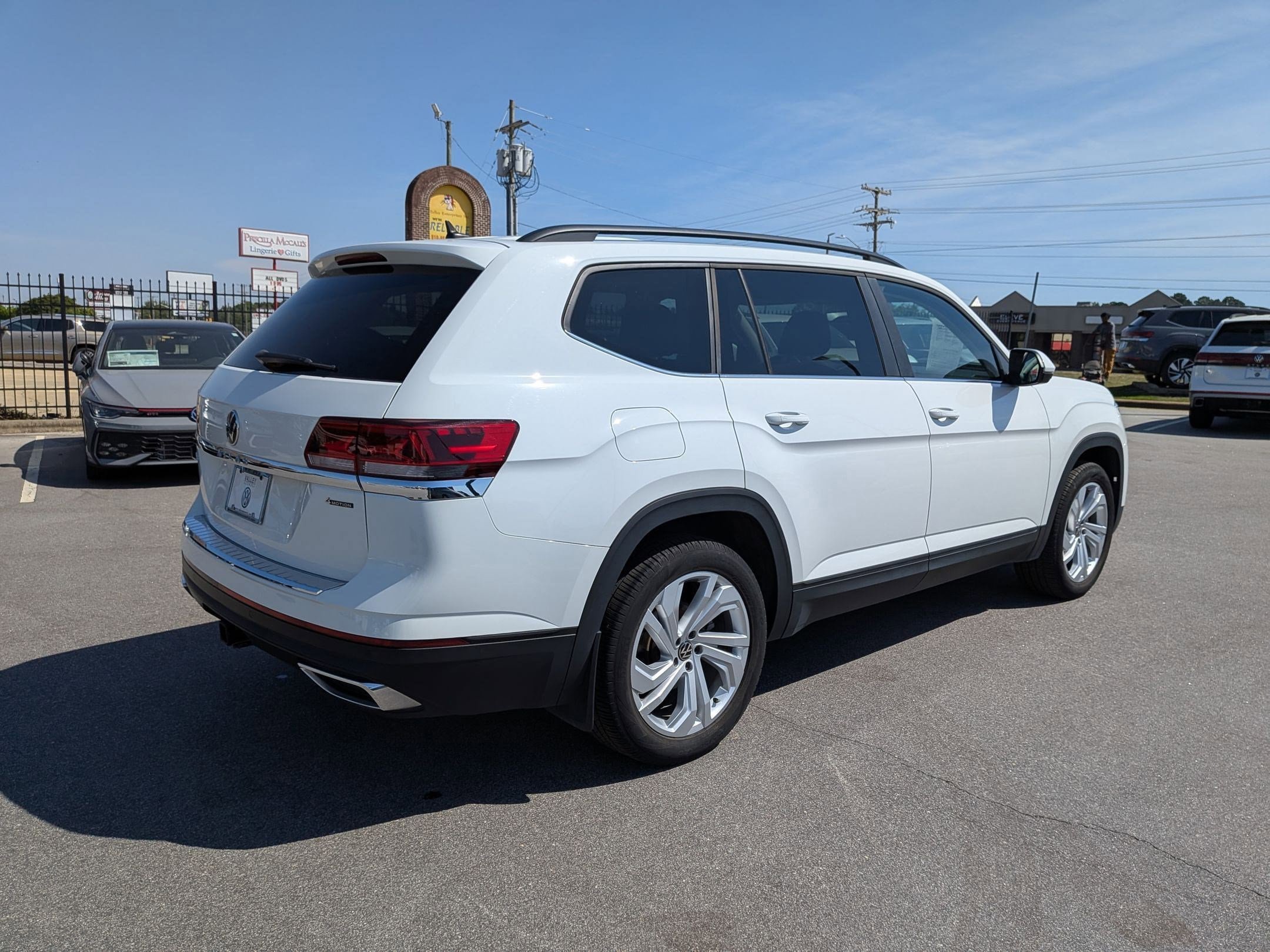 Used 2023 Volkswagen Atlas SE w/ Panoramic Sunroof Package AWD/4WD image 3
