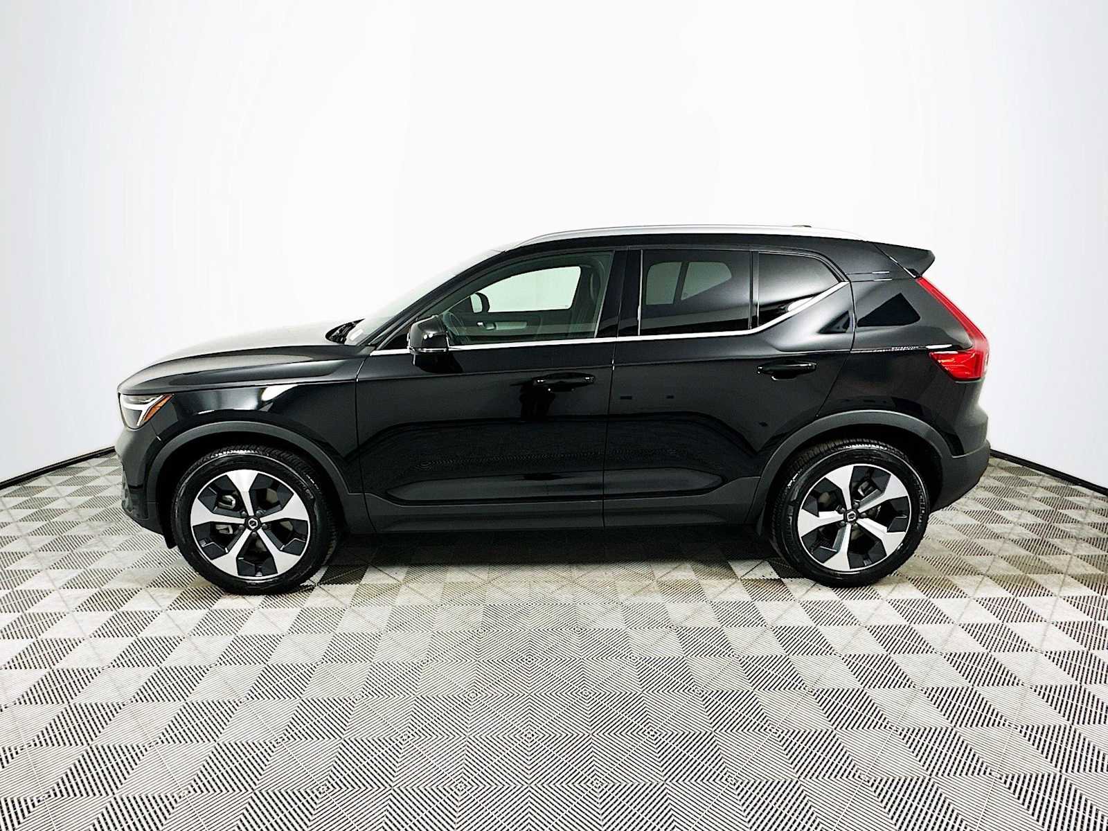 Used 2025 Volvo XC40 B5 Core w/ Protection Package Premier image 4
